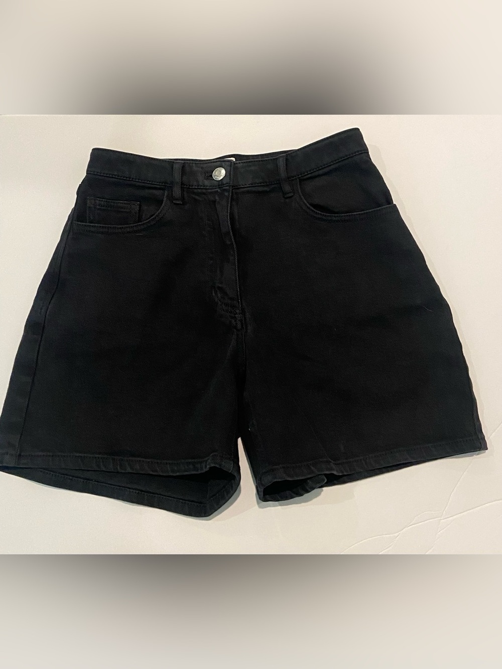 Wilfred Aritzia Black Mid-Rise Shorts – Size 2